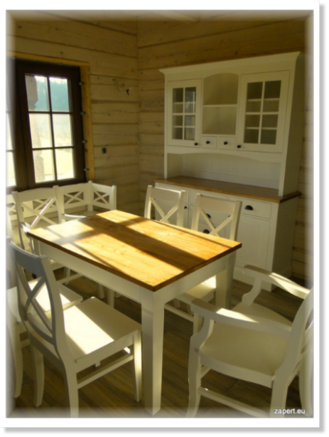 drewniane stoły i krzesła